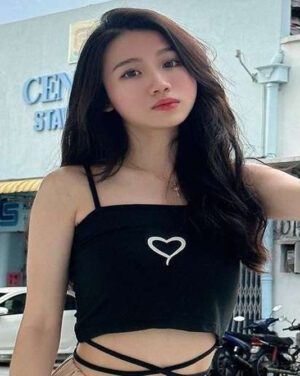 Chuyên viên massage tại nhà đang thực hiện liệu trình thư giãn cho khách hàng