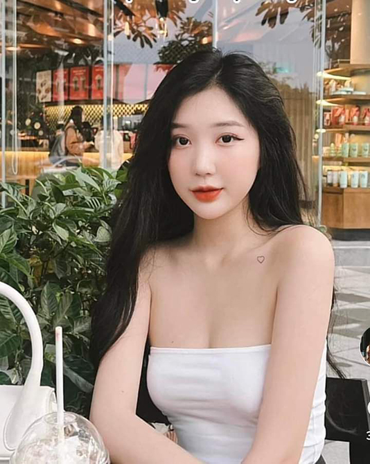 Khách hàng thư giãn với gói massage tại nhà theo yêu cầu